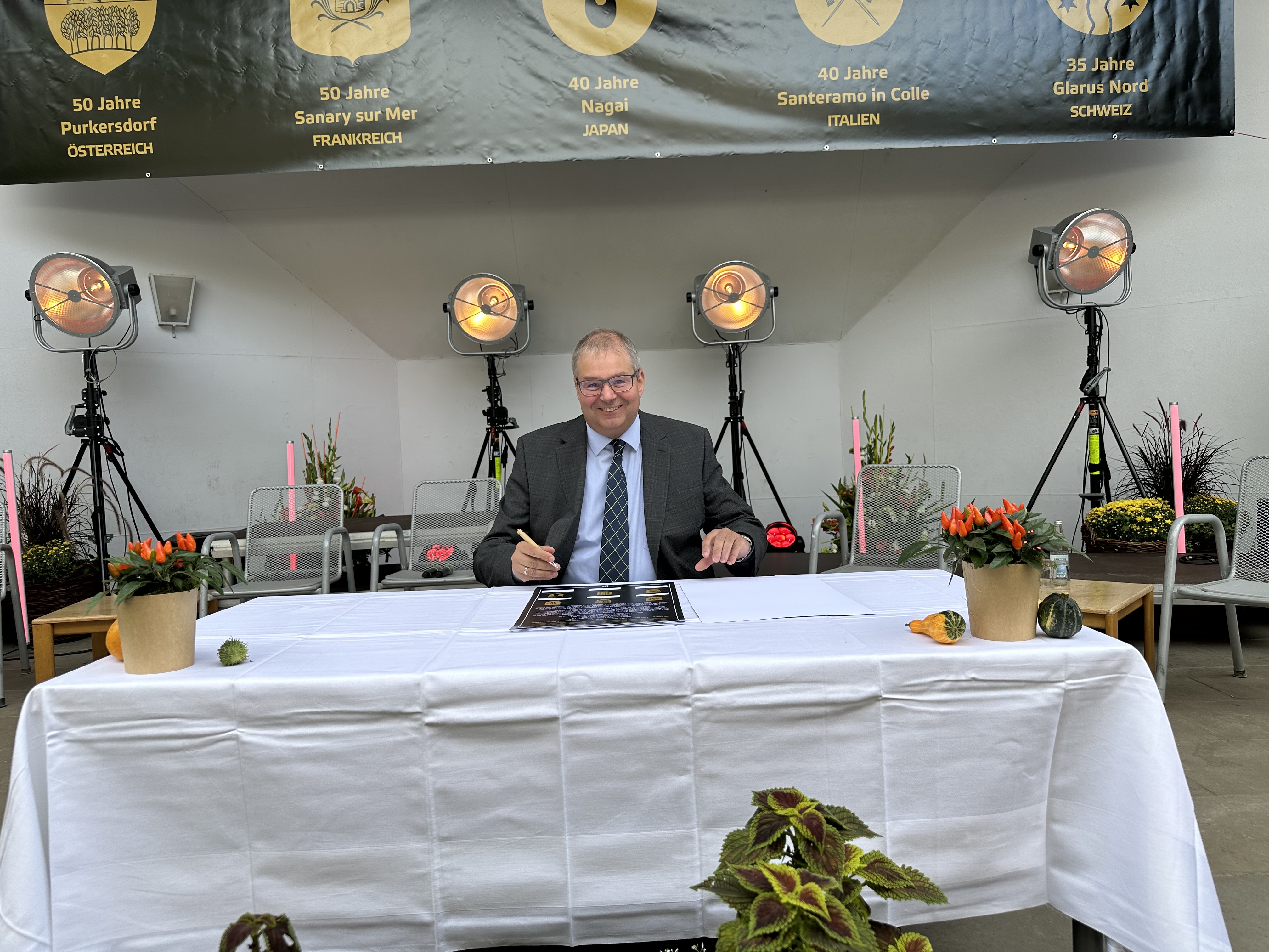  Bürgermeister Alexander Guhl eröffnete die Unterzeichnungszeremonie 