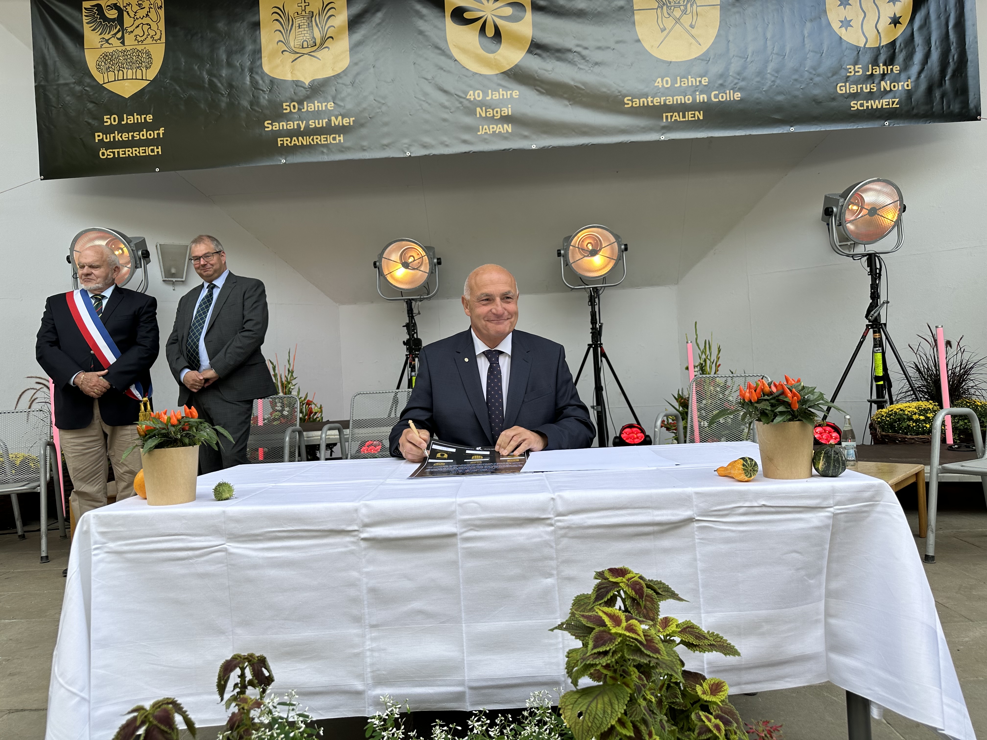  Bürgermeister-Stellvertreter Viktor Weinzinger aus Purkersdorf (Österreich) bei der Unterzeichnung 