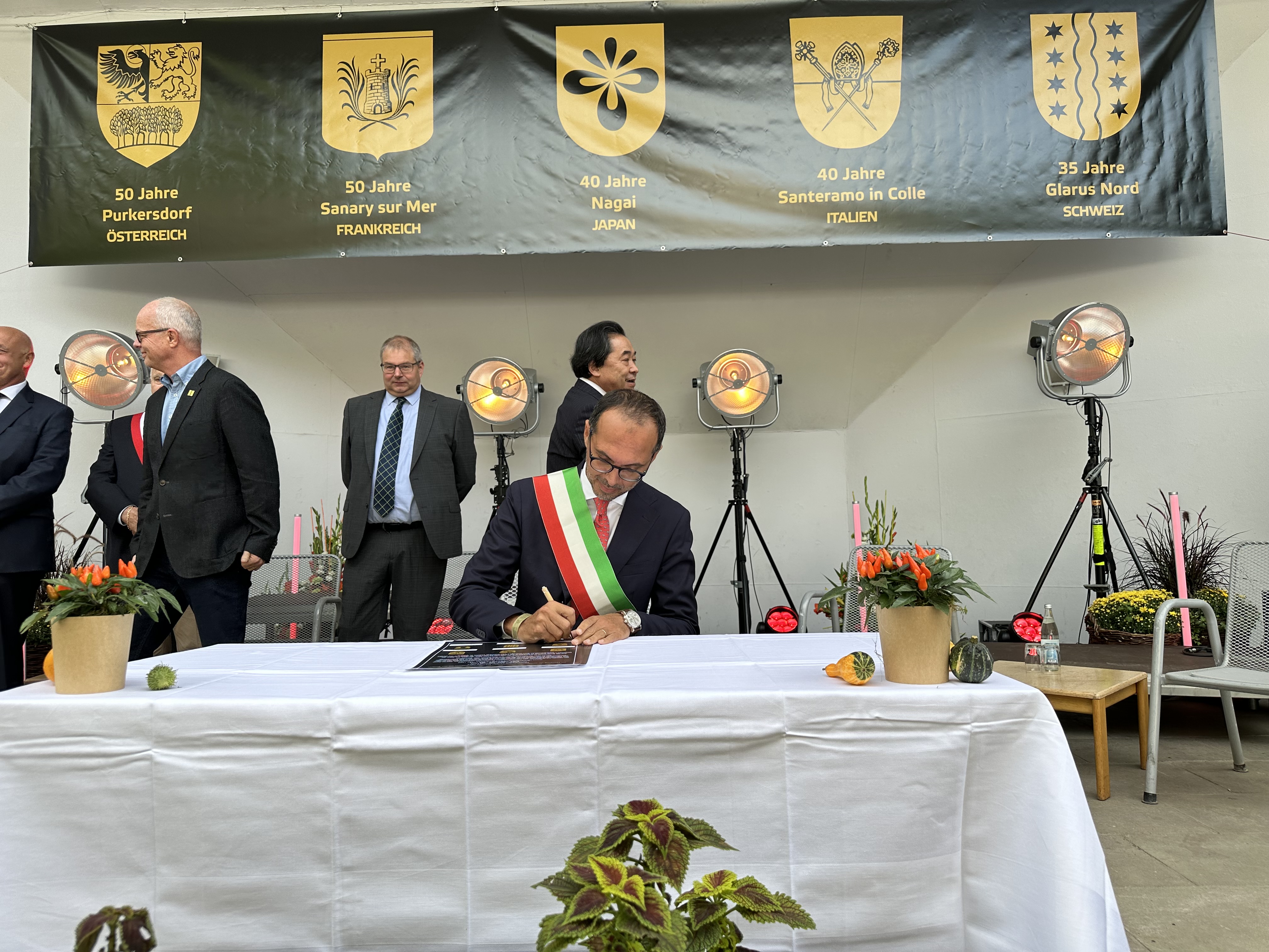  Bürgermeister Vincenzo Luciano Casone aus Santeramo (Italien) bei der Unterzeichnung 